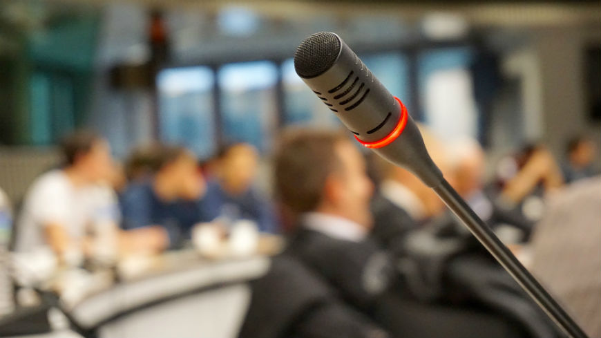 870_489_microphone-in-front-of-meeting_pixabay-license-704255_1920